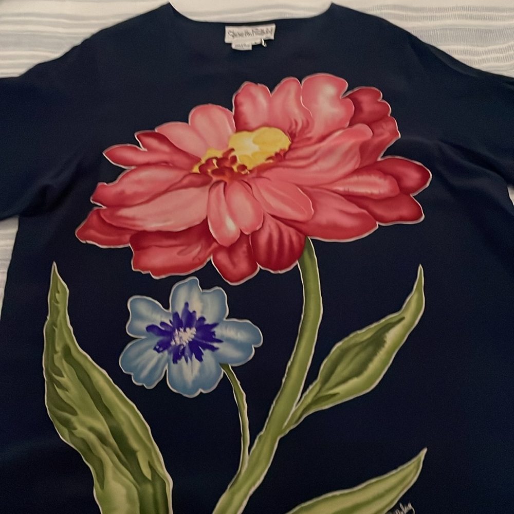 Diane Von Furstenberg EUC Beautiful Silk Floral Blouse Size Large no flaws - Picture 6 of 6